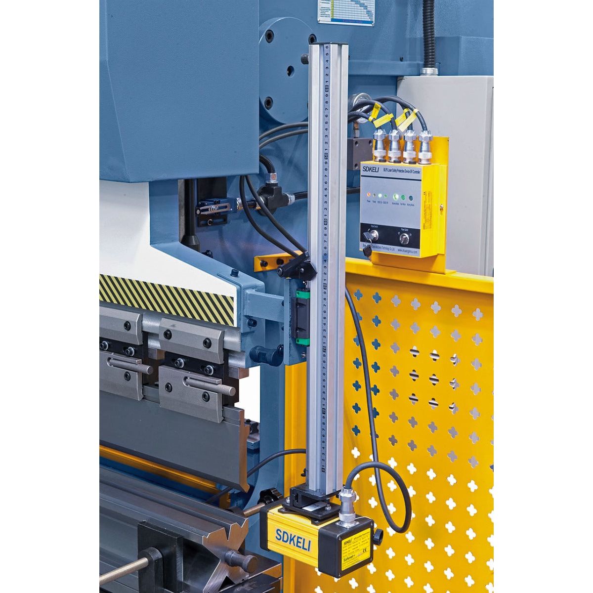 BERNARDO Hydraulische Abkantpresse – Modell AKPL 4000 x 160 mit manueller Bombiereinrichtung