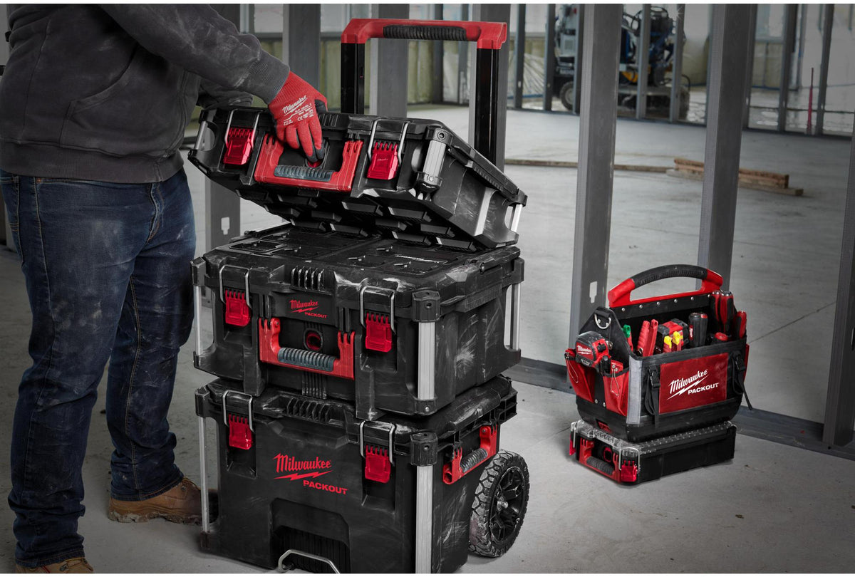MILWAUKEE PACKOUT™ Koffer 411x561x165 mm Polymer schwarz-rot – IP65, Metallverstärkt
