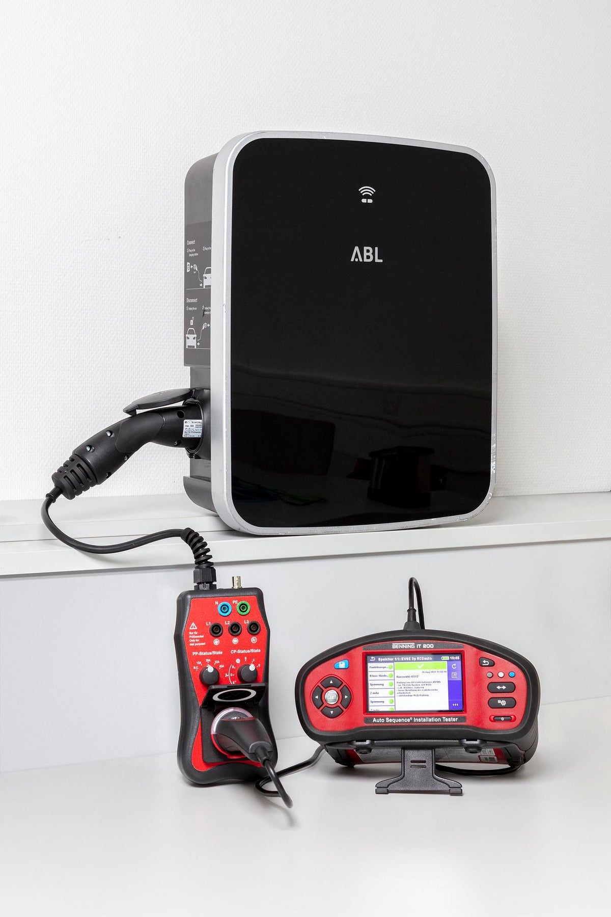BENNING Gerätetester-Set IT 200 + EV 3-2 – Normkonforme Prüfung von Elektroanlagen & Wallboxen im L-Boxx Koffer