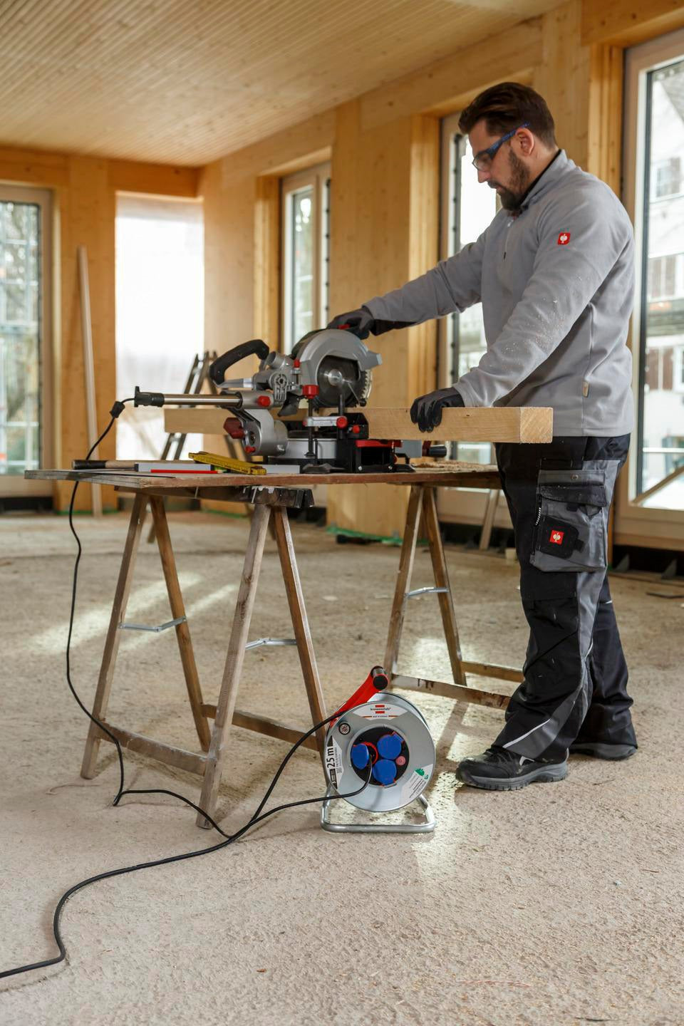Brennenstuhl Kabeltrommel Garant S240 25m N05V3V3 3x1,5 mm² IP44 mit 3 Schutzkontaktsteckdosen