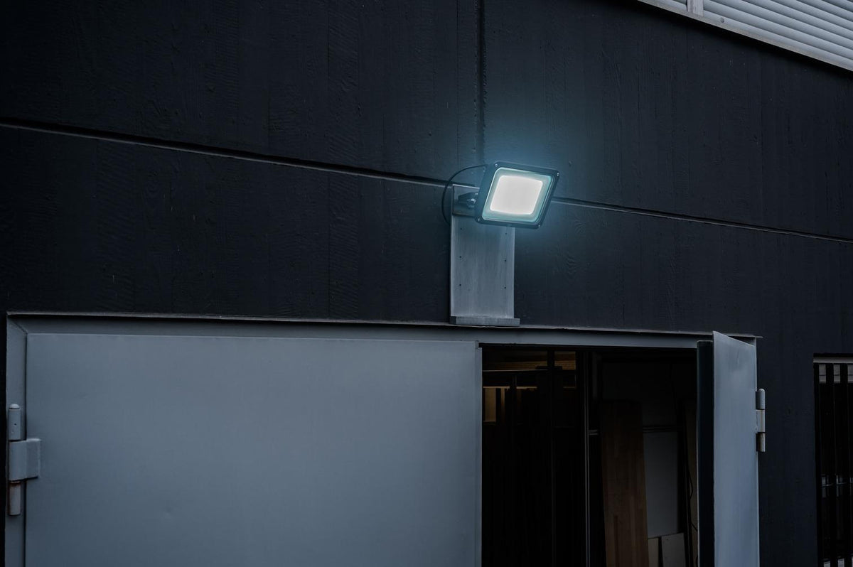 LED-Strahler JARO 4060 30 W 3450 lm IP65 von BRENNENSTUHL – helles Licht für Außenbereiche