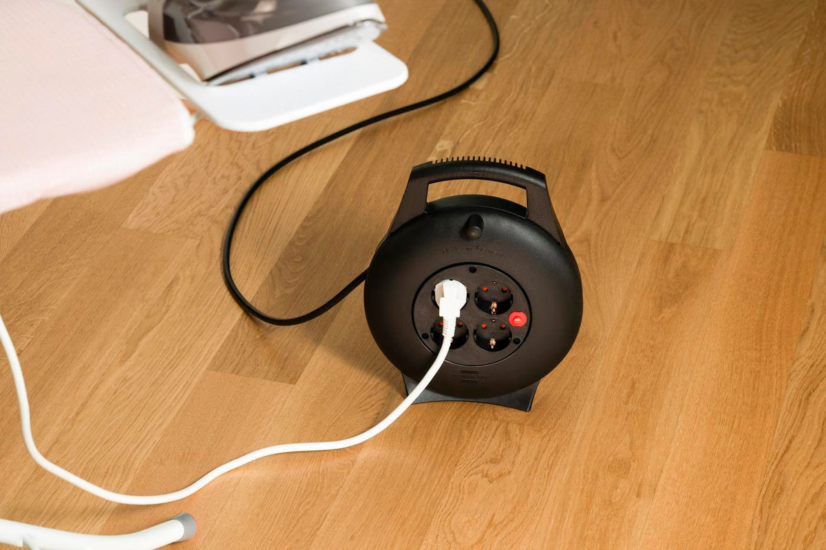 BRENNENSTUHL Kabelbox 15m H05VV-F 3x1,5 mm² mit 4 Schutzkontaktsteckdosen und Überhitzungsschutz