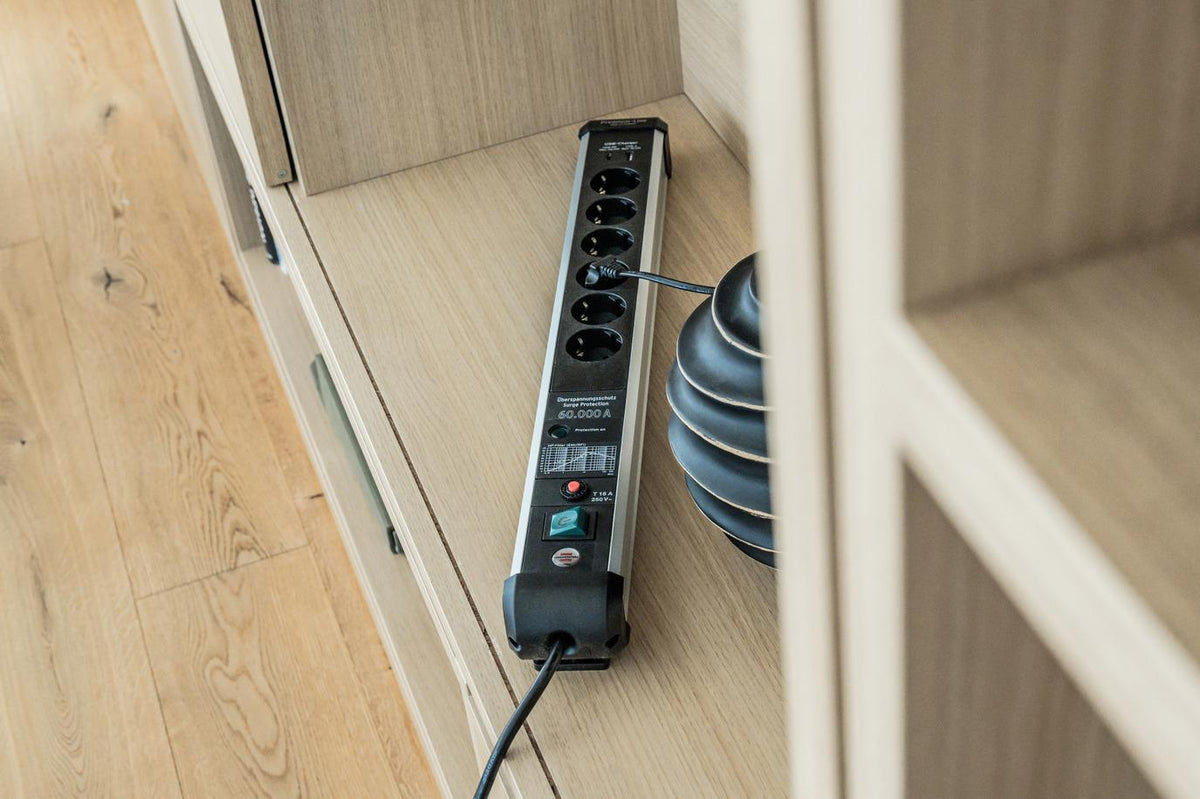 Brennenstuhl Steckdosenleiste Premium-Protect-Line 16 A 230 V mit 4 Steckdosen, Überspannungsschutz und Sicherungsautomat