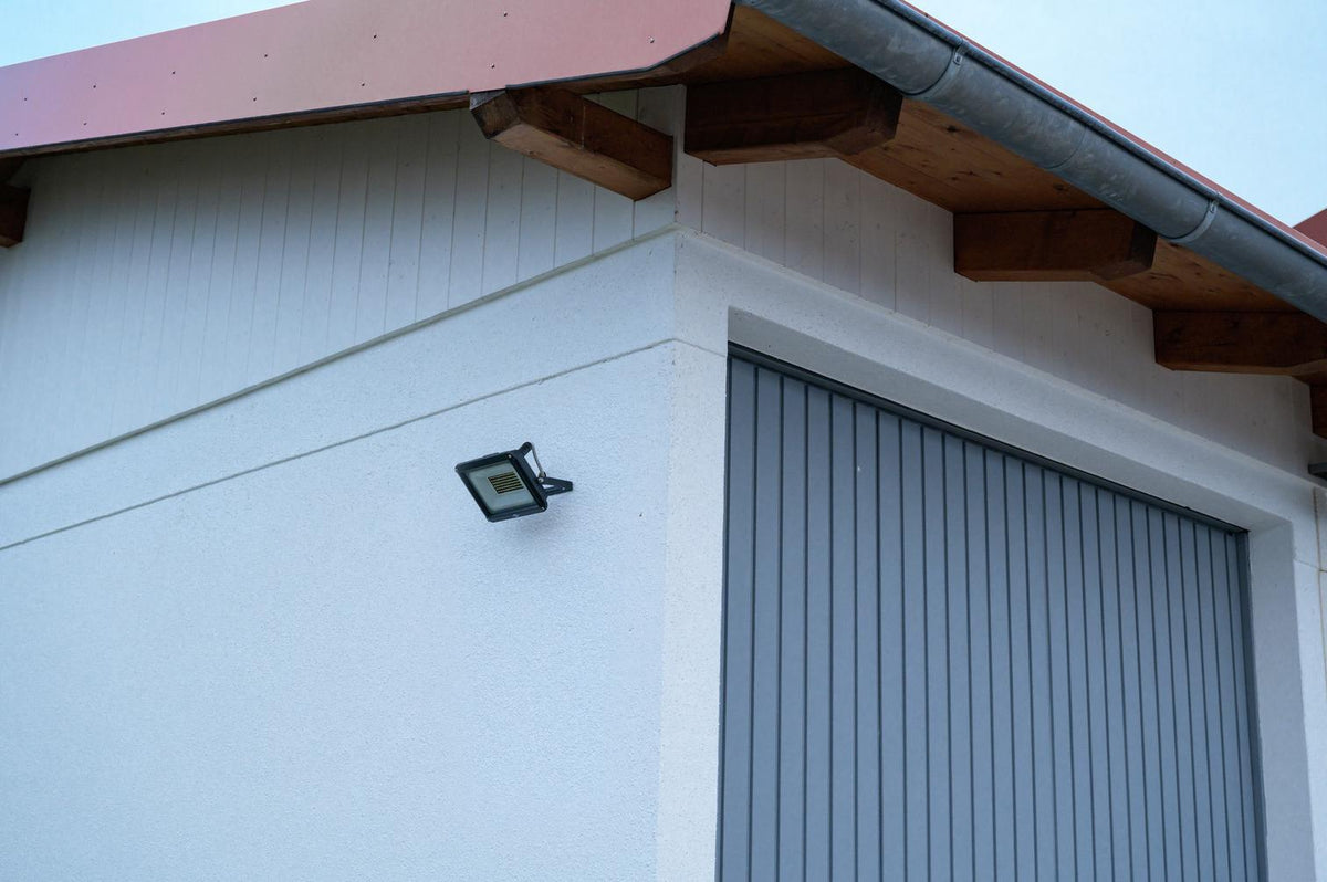 LED-Strahler JARO 4060 30 W 3450 lm IP65 von BRENNENSTUHL – helles Licht für Außenbereiche