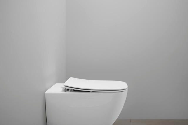 Duravit Univavo WC-Sitz eckig tief 434mm mit Absenkautomatik, abnehmbar, Edelstahl Scharniere, Weiß
