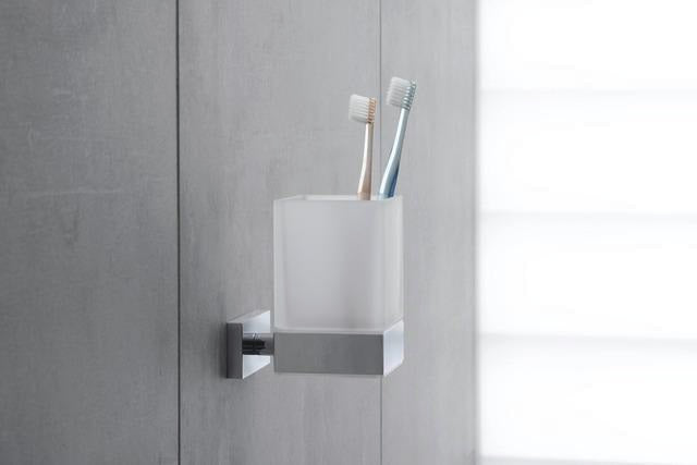 Duravit Karree Zahnputzbecher Chrom mit weißem Matt-Becher, 100x69x110 mm, Wandmontage