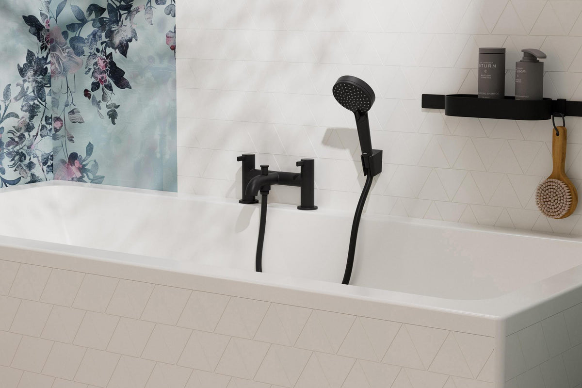 HANSGROHE Duschset WallStories mattschwarz – Wandstange mit Ablagekorb, Duschabzieher & Handtuchhaken
