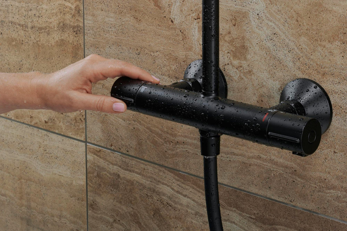 HANSGROHE Showerpipe Vernis Blend 240 mit Thermostat mattschwarz – Duschsystem mit Kopf- und Handbrause