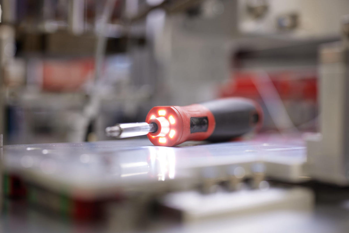Wiha speedE PocketDrive Elektrischer Schraubendreher mit 31-teiliger Bitbox und 6 LEDs