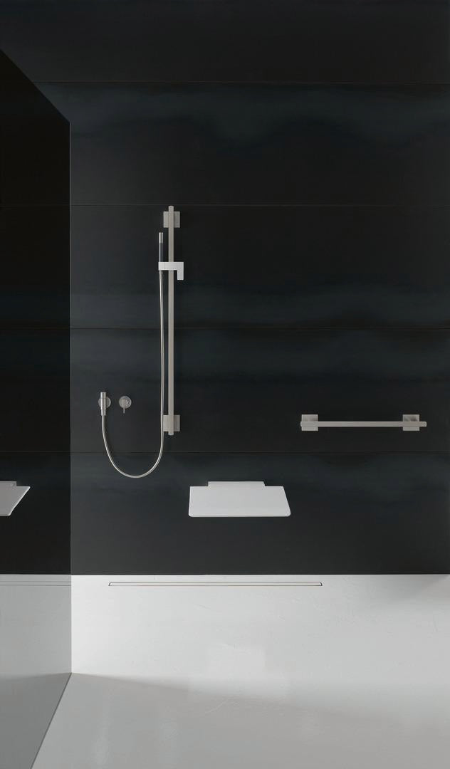 HEWI Klappsitz 450 mit Wandkonsole – Signalweiß, 450 mm, hochklappbar, bis 150 kg