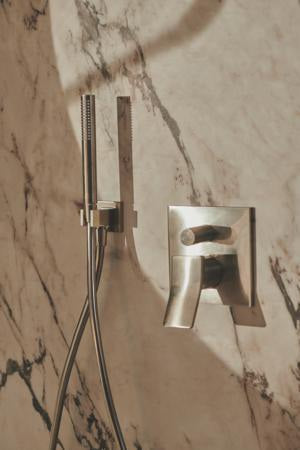 Ideal Standard Idealrain Atelier Wandanschlussbogen – Eckige Rosette, Brushed Gold, Messing