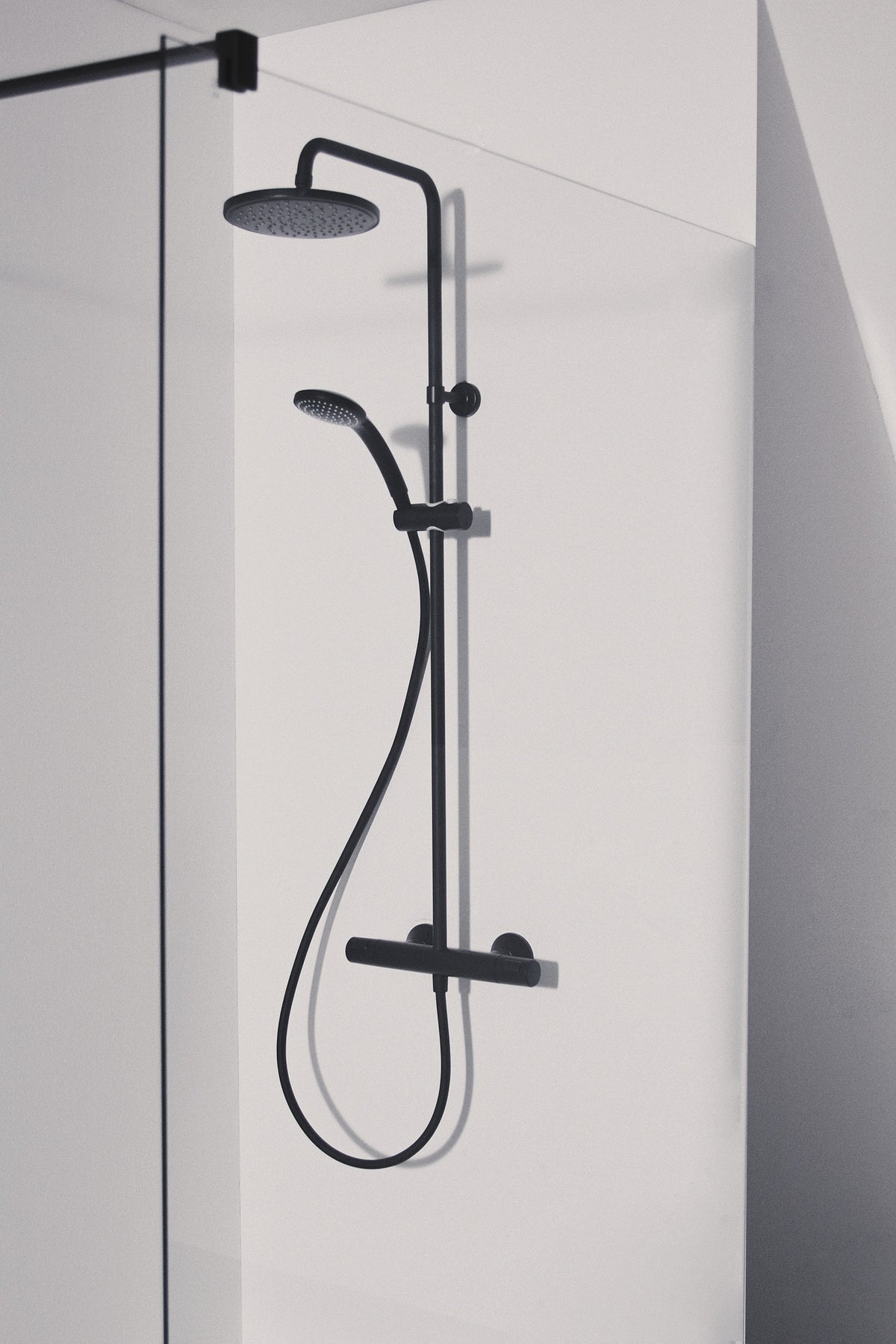 Ideal Standard IS Armaturen-Bundle AP Ceratherm T25 Silk Black – Duschsystem, Waschtischarmatur & Designsiphon