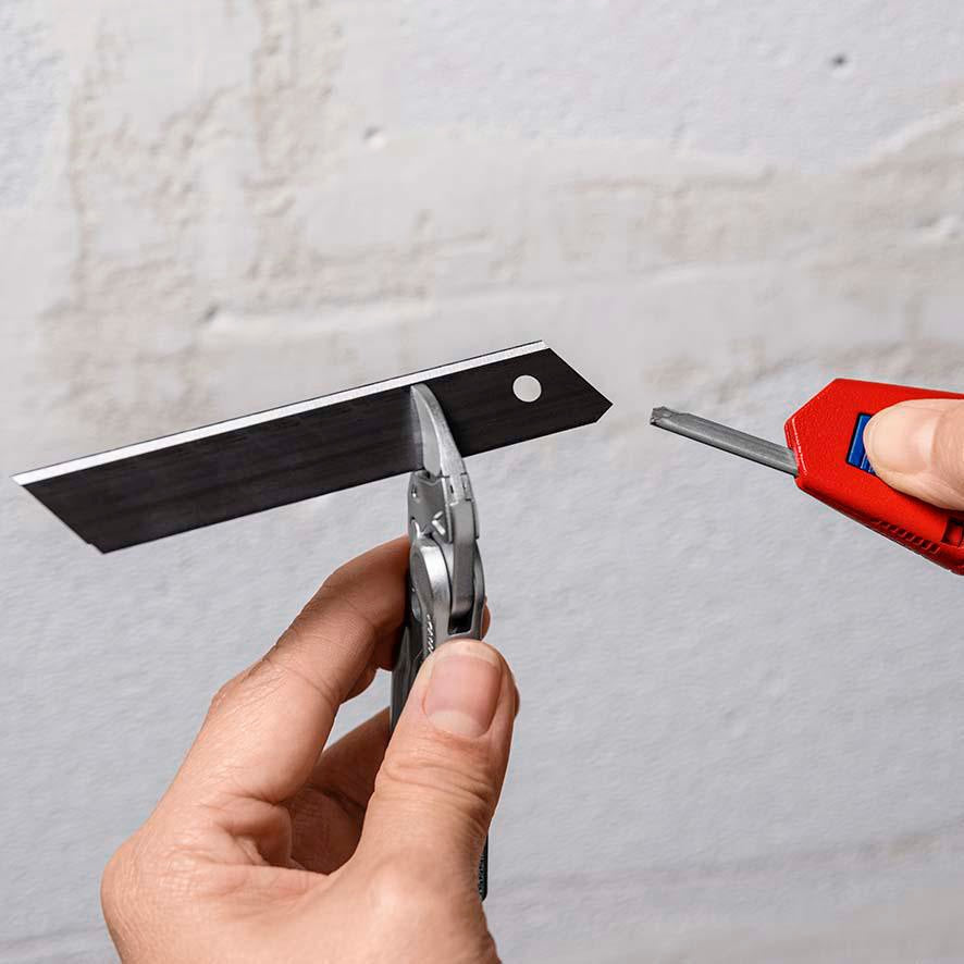 KNIPEX CutiX® Cuttermesser 18 mm Klingenbreite mit Klingenstabilisierung, Magnesiumgehäuse