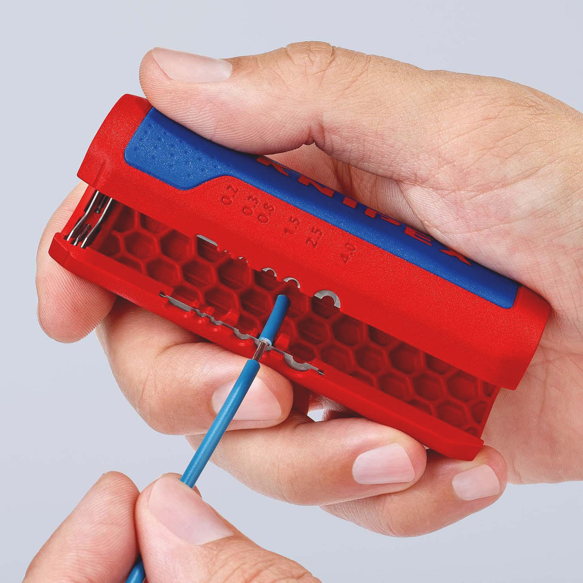 KNIPEX Abmantelungswerkzeug TwistCut 100 mm für Wellrohre und Litzen 0,2–4 mm²