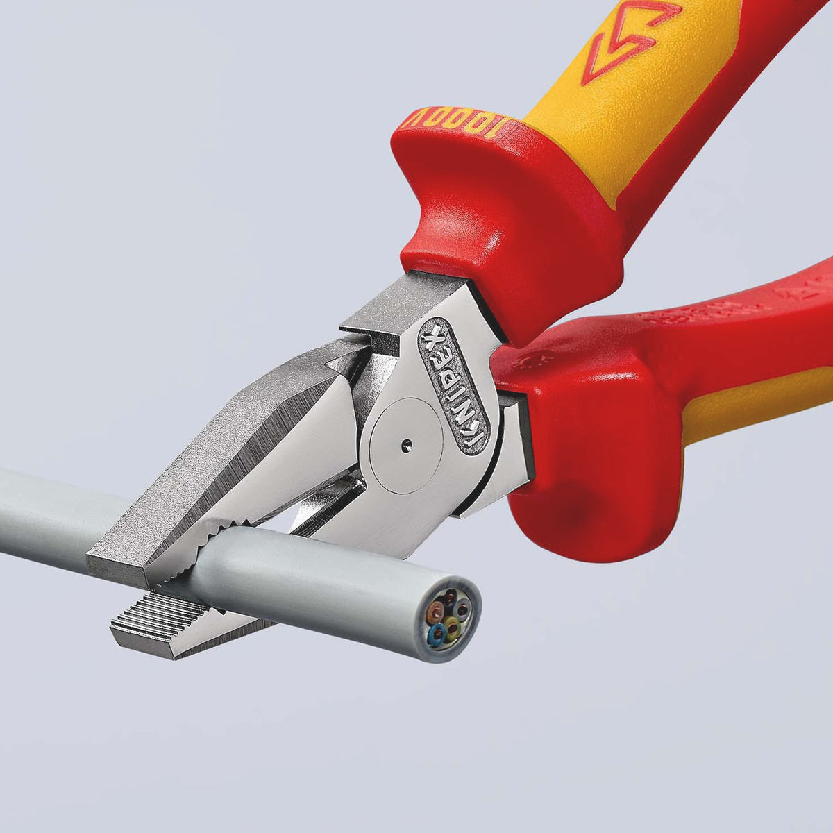 KNIPEX Kraftkombizange VDE 180 mm – 35 % Kraftersparnis, verchromt, Mehrkomponenten-Griff
