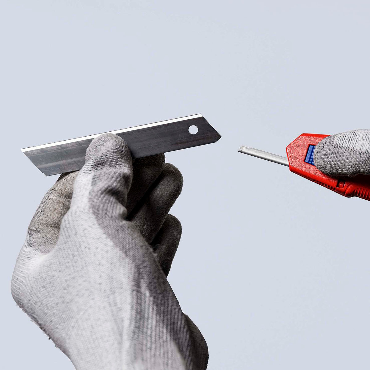 KNIPEX CutiX® Cuttermesser 18 mm Klingenbreite mit Klingenstabilisierung, Magnesiumgehäuse