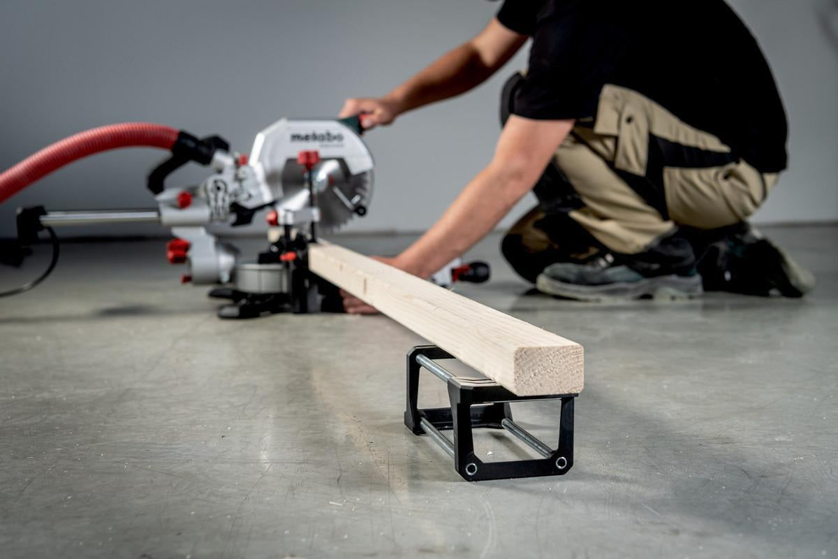 METABO Kapp- und Gehrungssäge KGS 216 M mit Zugfunktion, 1500 W, 216 mm Sägeblatt