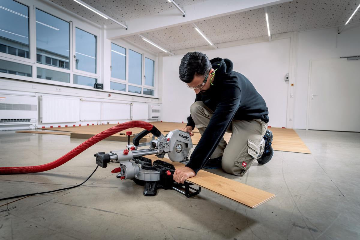 METABO Kapp- und Gehrungssäge KGS 216 M mit Zugfunktion, 1500 W, 216 mm Sägeblatt