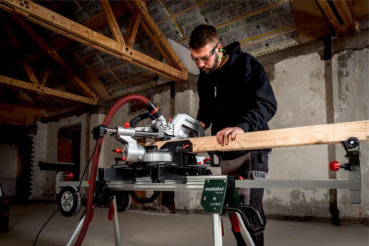 METABO Kapp- und Gehrungssäge KGS 216 M mit Zugfunktion, 1500 W, 216 mm Sägeblatt