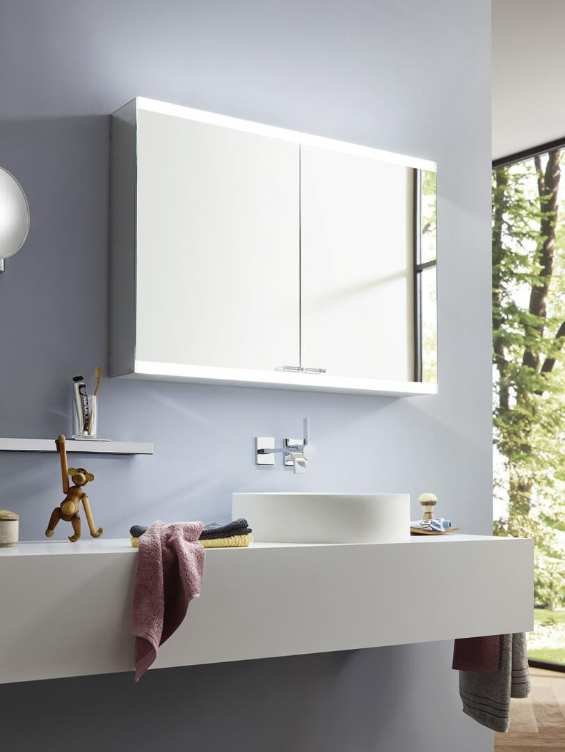EMCO evo LED-Lichtspiegelschrank 1600 mm, 3 Türen, Aluminium, Aufputz, mit emco light system
