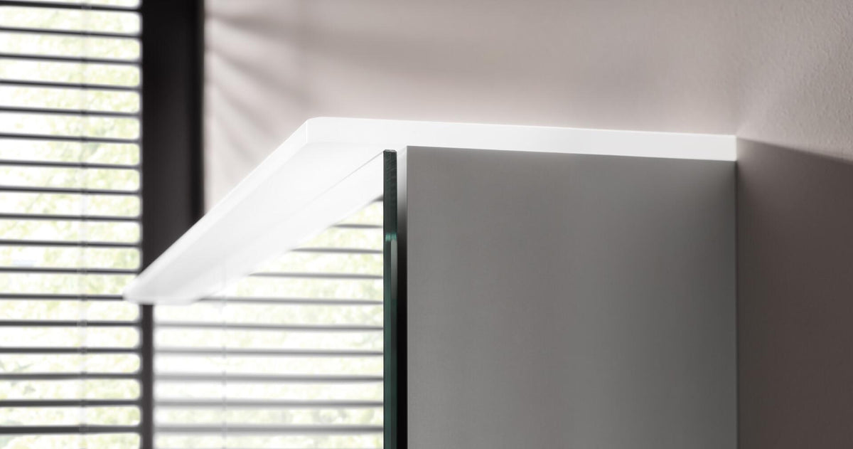 EMCO flat 2 Design LED-Lichtspiegelschrank 1600 mm, 3-türig, Aluminium, Aufputz, mit Touchsensoren