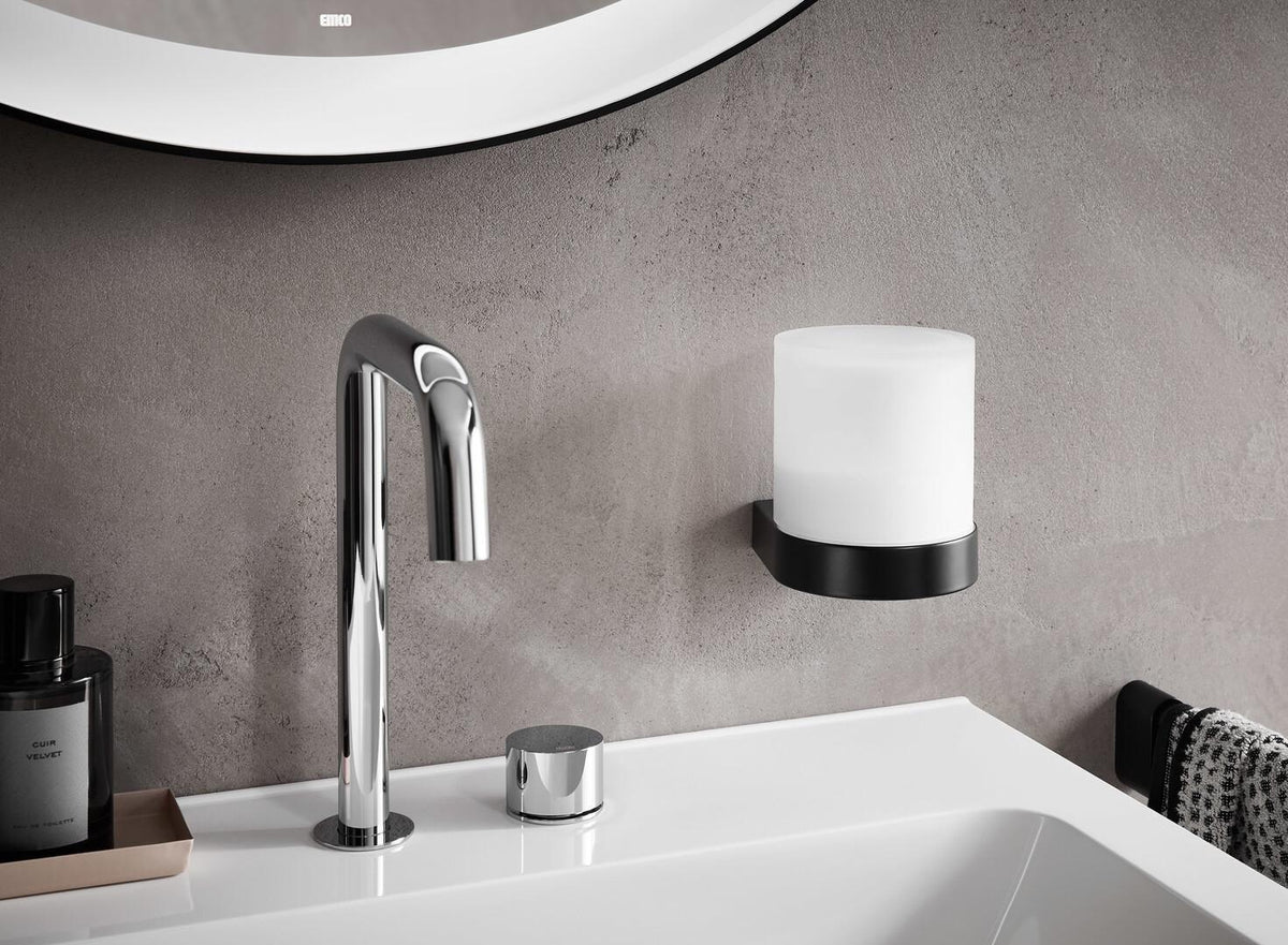 EMCO Sensor-Seifenspender flow mit Kristallglas satiniert – berührungslos, Akku, Chrom