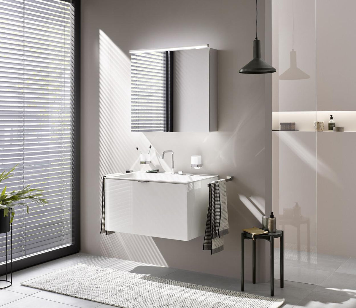 EMCO LED-Lichtspiegelschrank flat 2 Classic Aufputz 1600 mm, 3-türig, Aluminium, 2700-6500 K