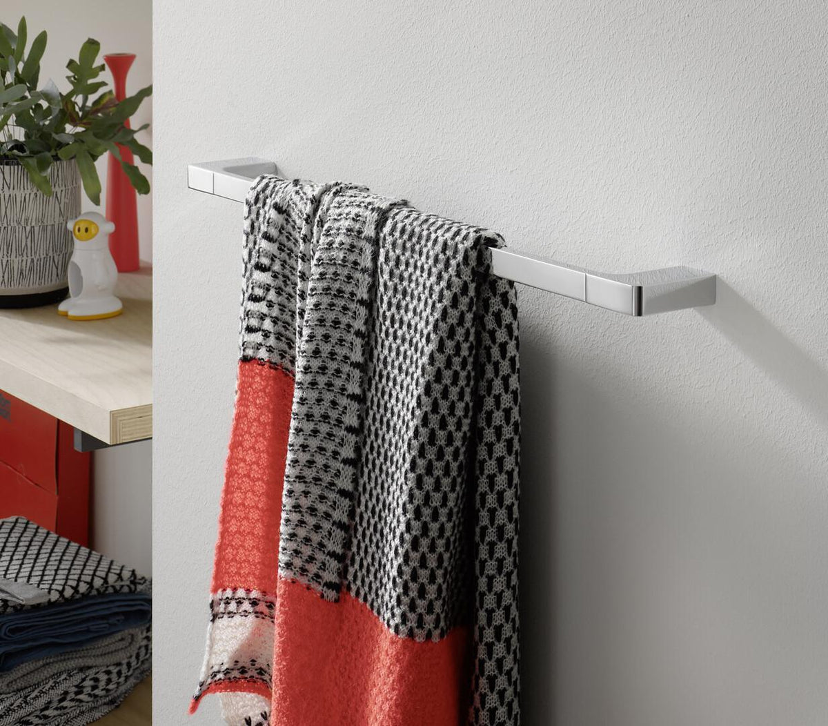 EMCO Badetuchhalter trend 00161, 600 mm, Chrom, Wandmontage, verdeckte Befestigung