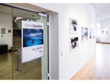 DURABLE Magnetrahmen DURAFRAME POSTER DIN A2 schwarz – doppelseitig, selbstklebend, UV-beständig