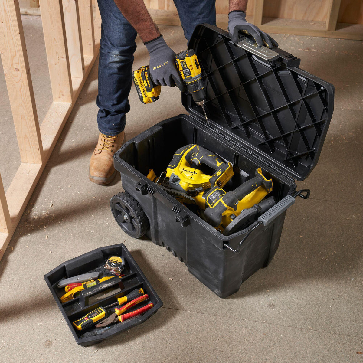STANLEY Montagebox fahrbar 52 l mit Teleskopgriff und IP53-Schutz