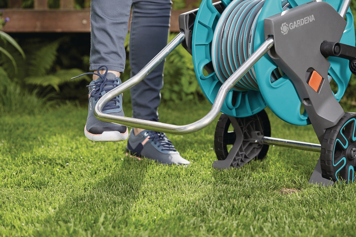 GARDENA CleverRoll M Schlauchwagen-Set 20 m – Komplett-Set mit Kick&Stand