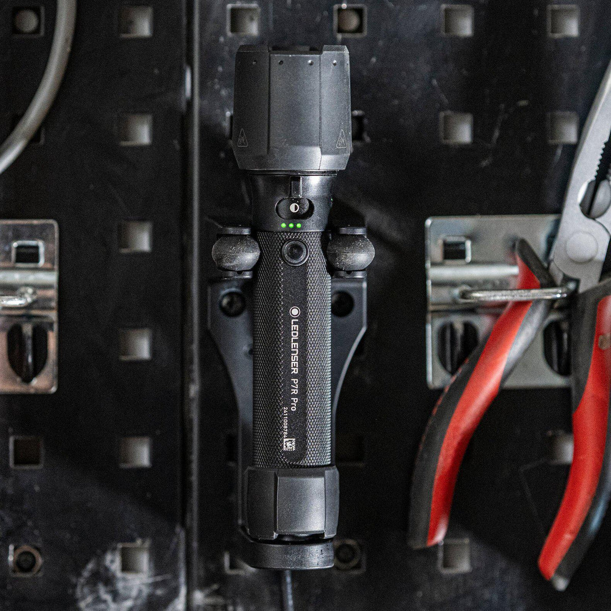 LEDLENSER P2R LED-Taschenlampe mit Advanced Focus System, 200 lm, USB-C-Akku