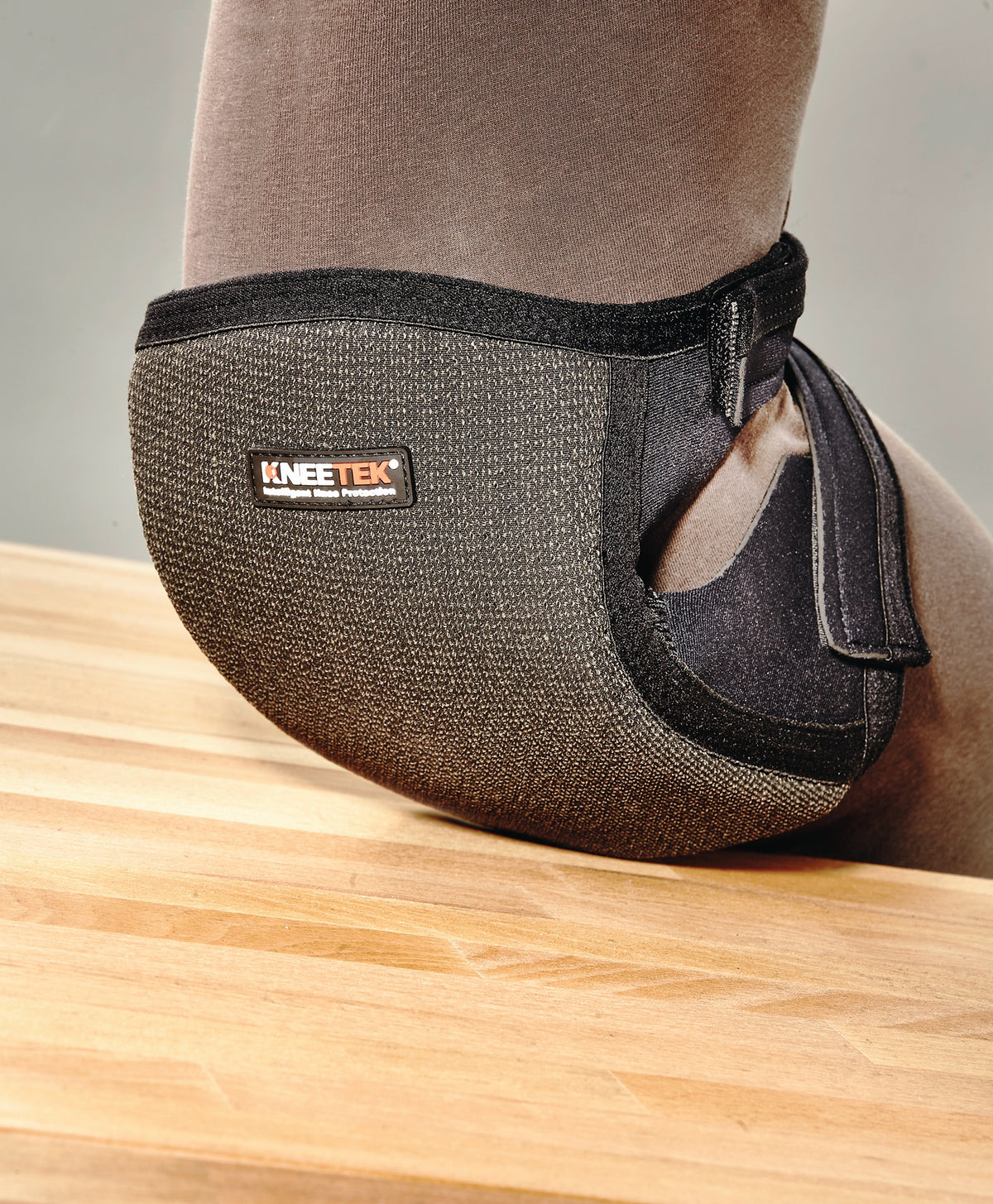 KNEETEK Knieschoner KevProSoft DIN/EN14404 universal schwarz – rutschfähig für glatte Untergründe