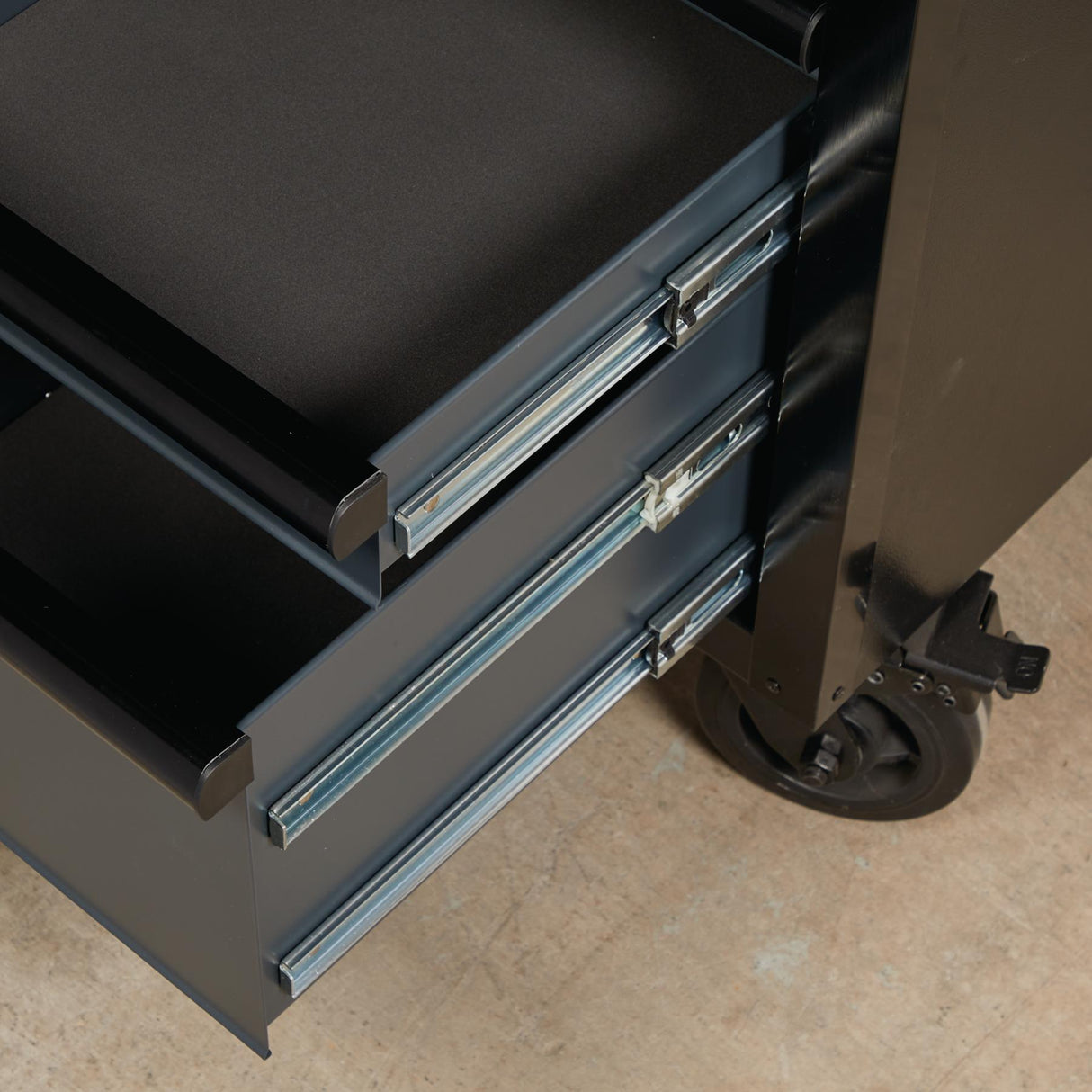 BUNKER Profi Werkbank mit Rückwand und Oberschränke 56 Zoll (142 cm) Werkbank mit Lochwand - D08242