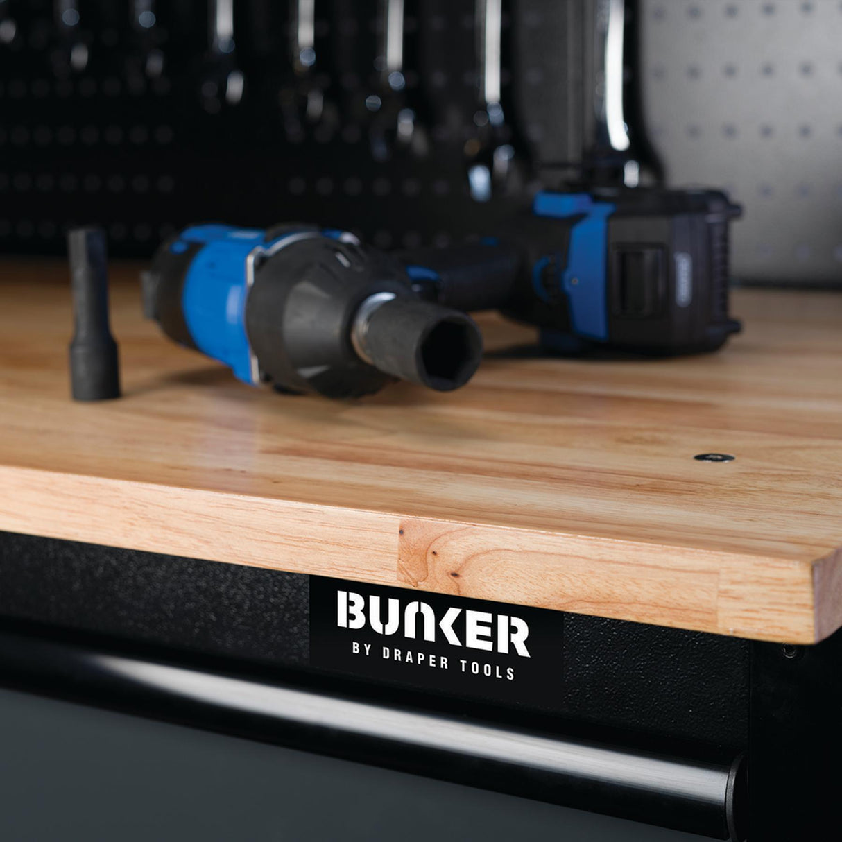 BUNKER Profi Werkbank mit Rückwand und Oberschränke 56 Zoll (142 cm) Werkbank mit Lochwand - D08242