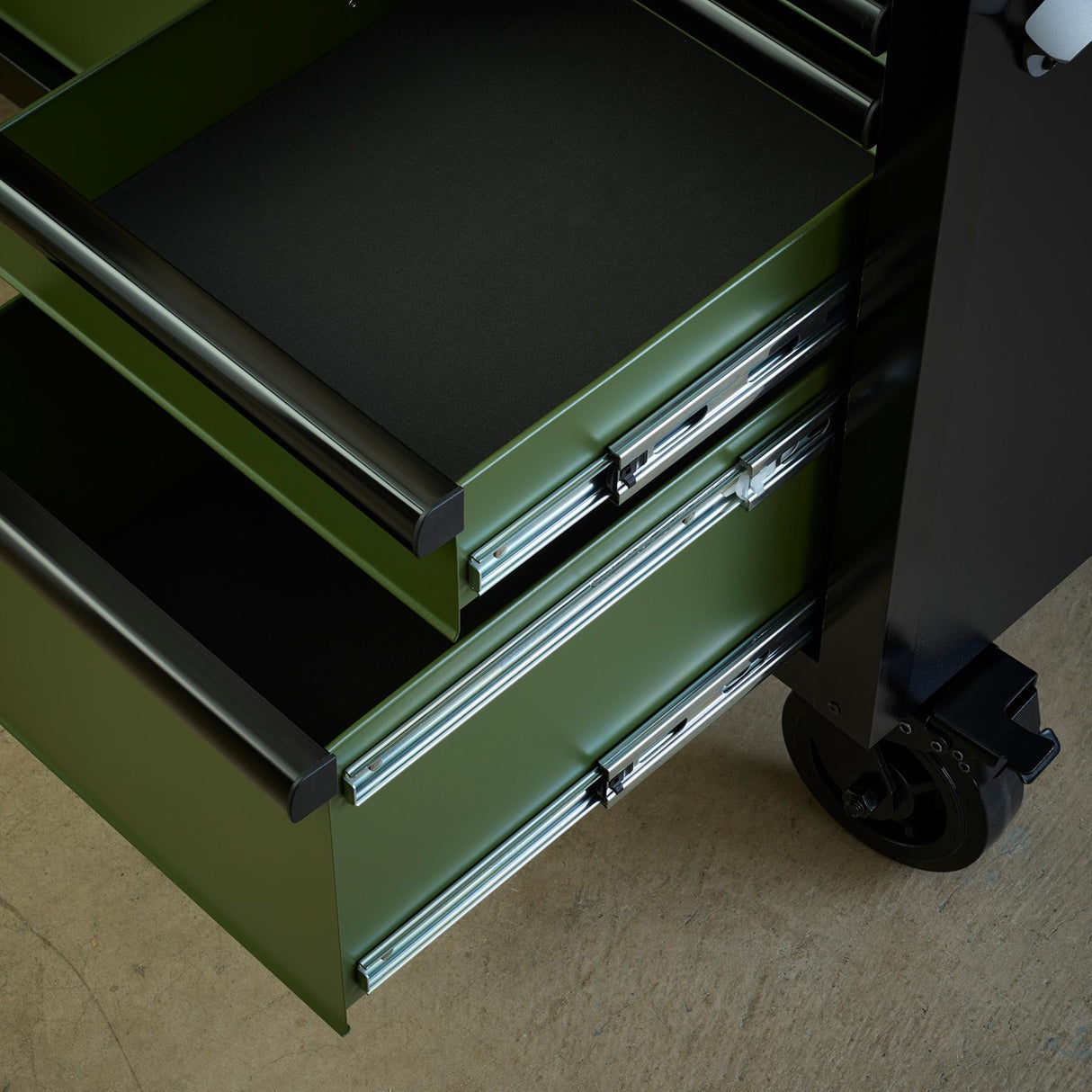 BUNKER Profi Werkbank mit Schubladen 61 Zoll, 155 cm - Grün - Werkbank mit Rollen - 15 Schubladen - D10368