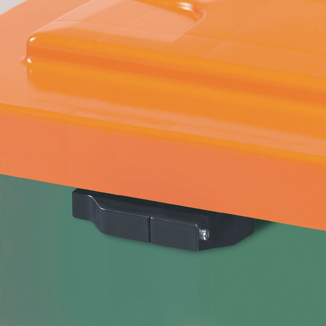 CRAEMER Streugutbehälter 210 l HD-PE grün/orange – frostbeständig, mit Deckel und Rückfallsicherung