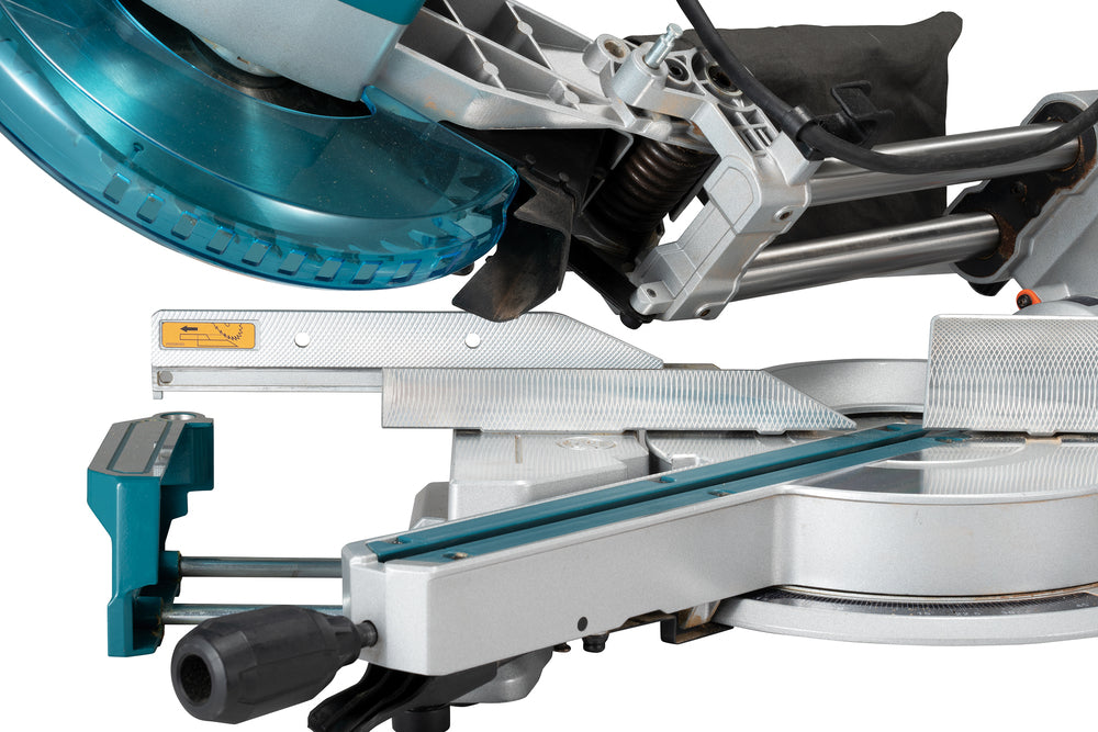 Makita Kapp- und Gehrungssäge – 260 mm Blatt, 91 x 305 mm Schnittleistung, LED & Motorbremse - LS1110F