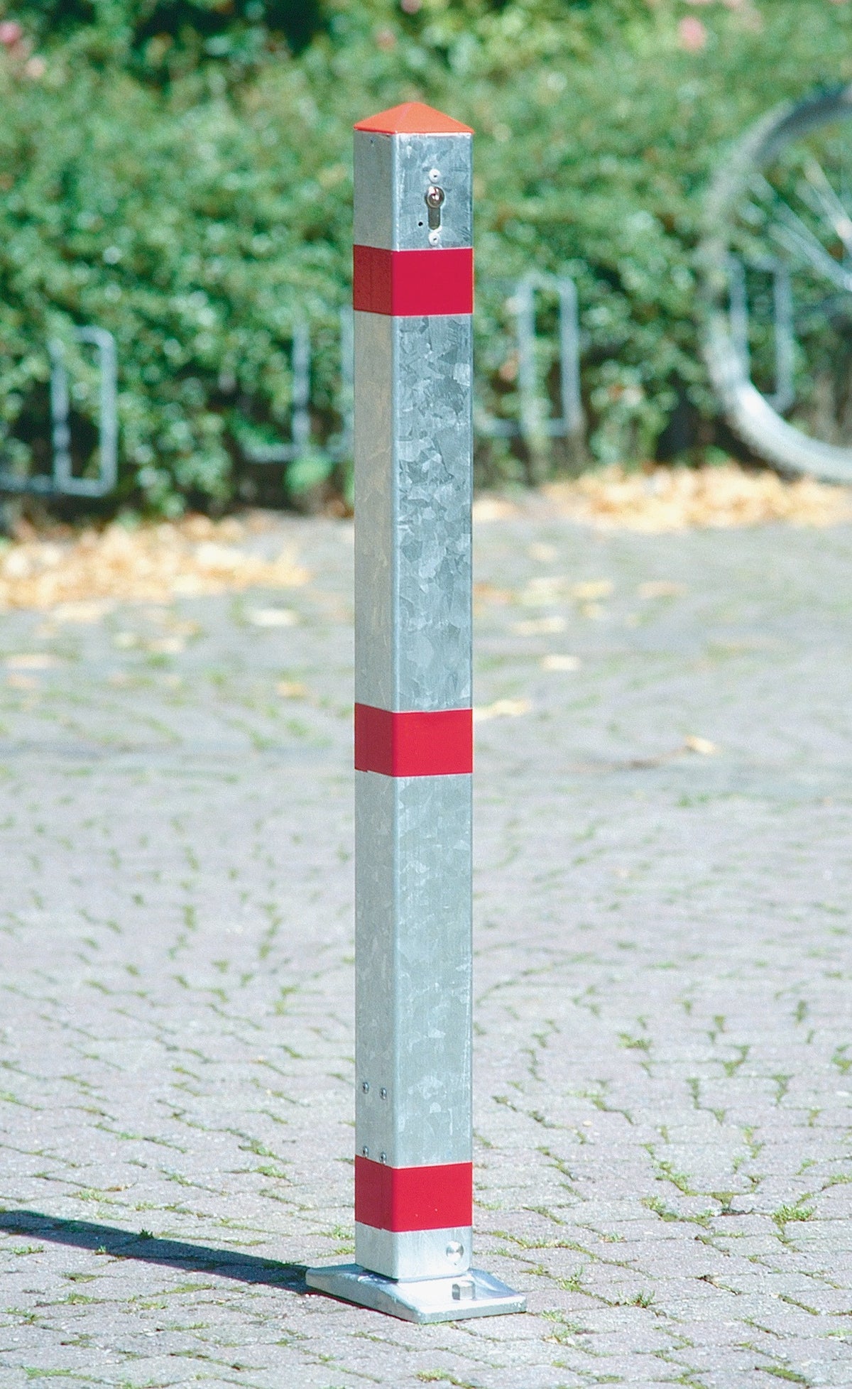 URBANUS Sperrpfosten STA silber kippbar zum Aufdübeln mit Profilzylinder