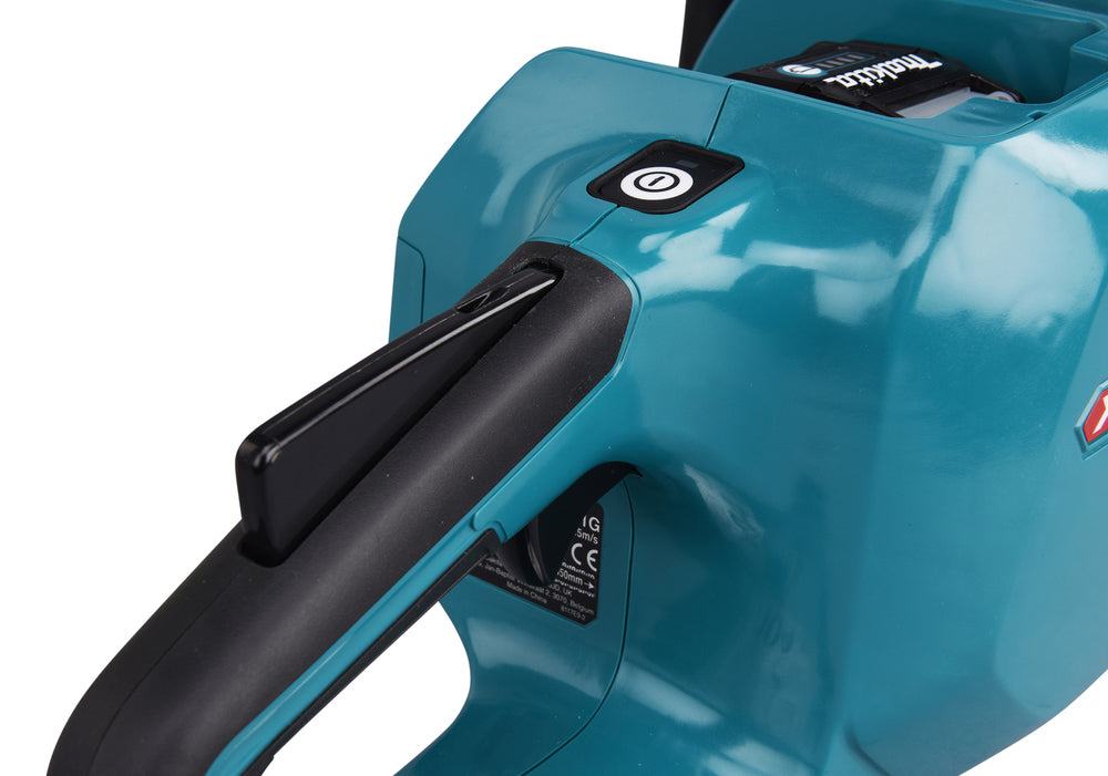 Makita Akku-Kettensäge – mit 80TXL Schnittgarnitur, verliersicheren Muttern & XPT-Schutz - UC011GZ