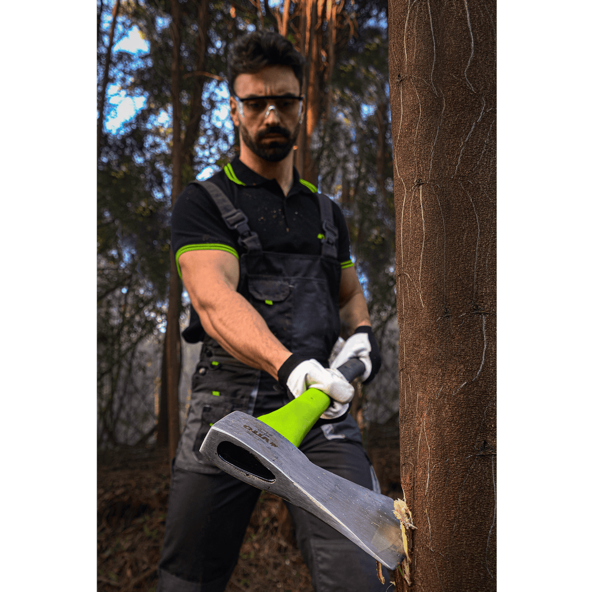 VITO Axt mit Fiberglas-Stiel - Klinge 1,5kg aus doppelt gehärtetem Stahl