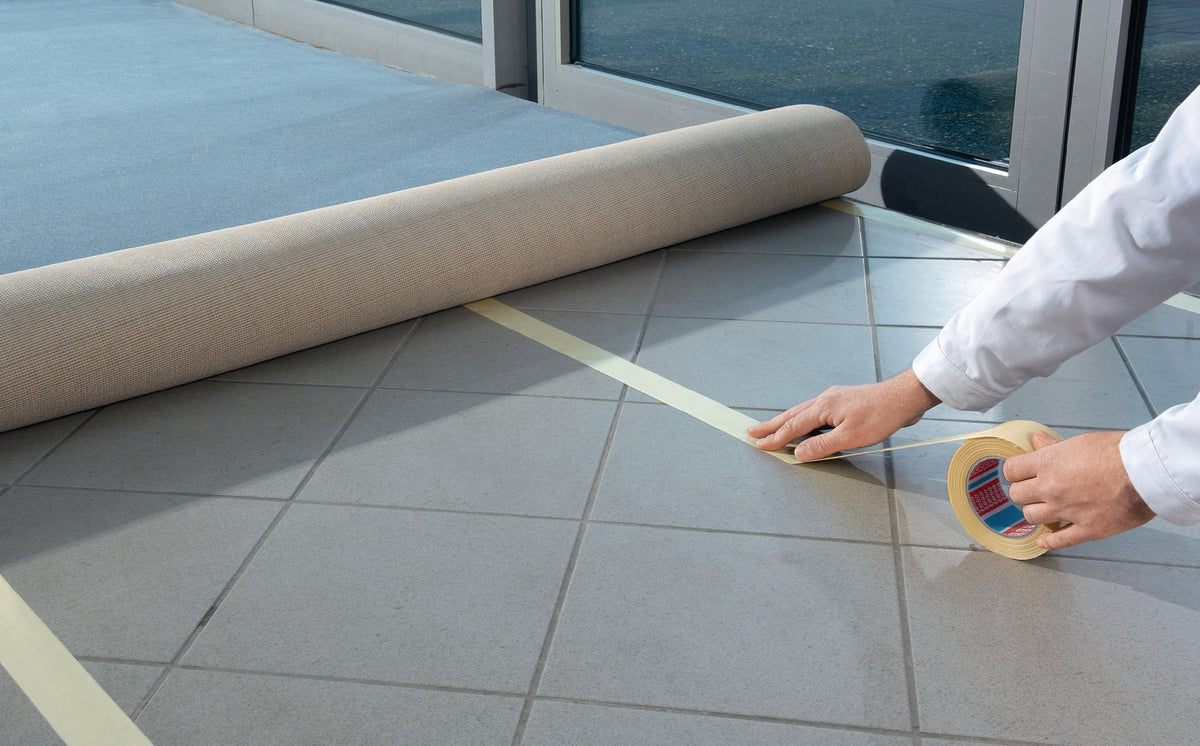 tesa tesafix 4944 Doppelseitiges Klebeband 50 mm x 25 m weiß – Gewebeträger