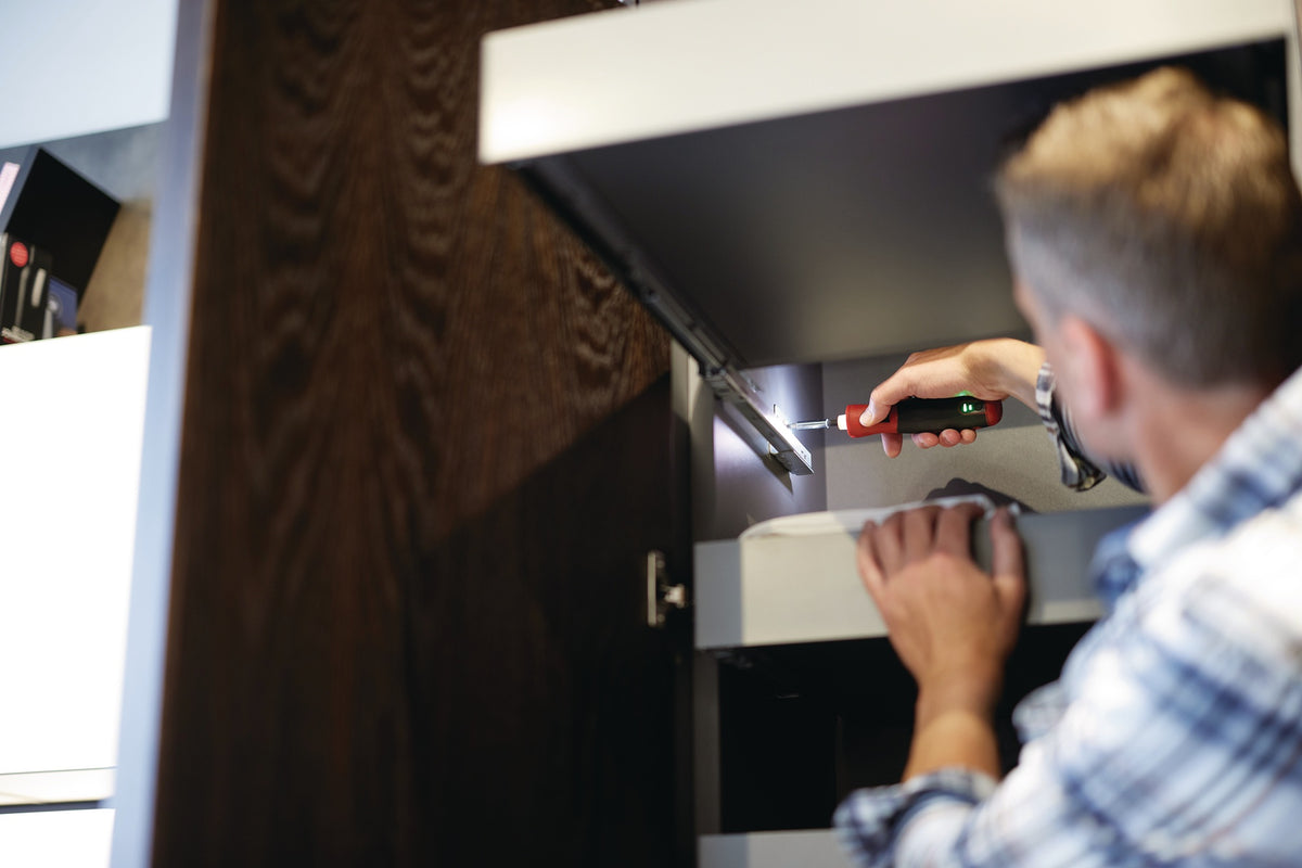 Wiha speedE PocketDrive Elektrischer Schraubendreher mit 31-teiliger Bitbox und 6 LEDs