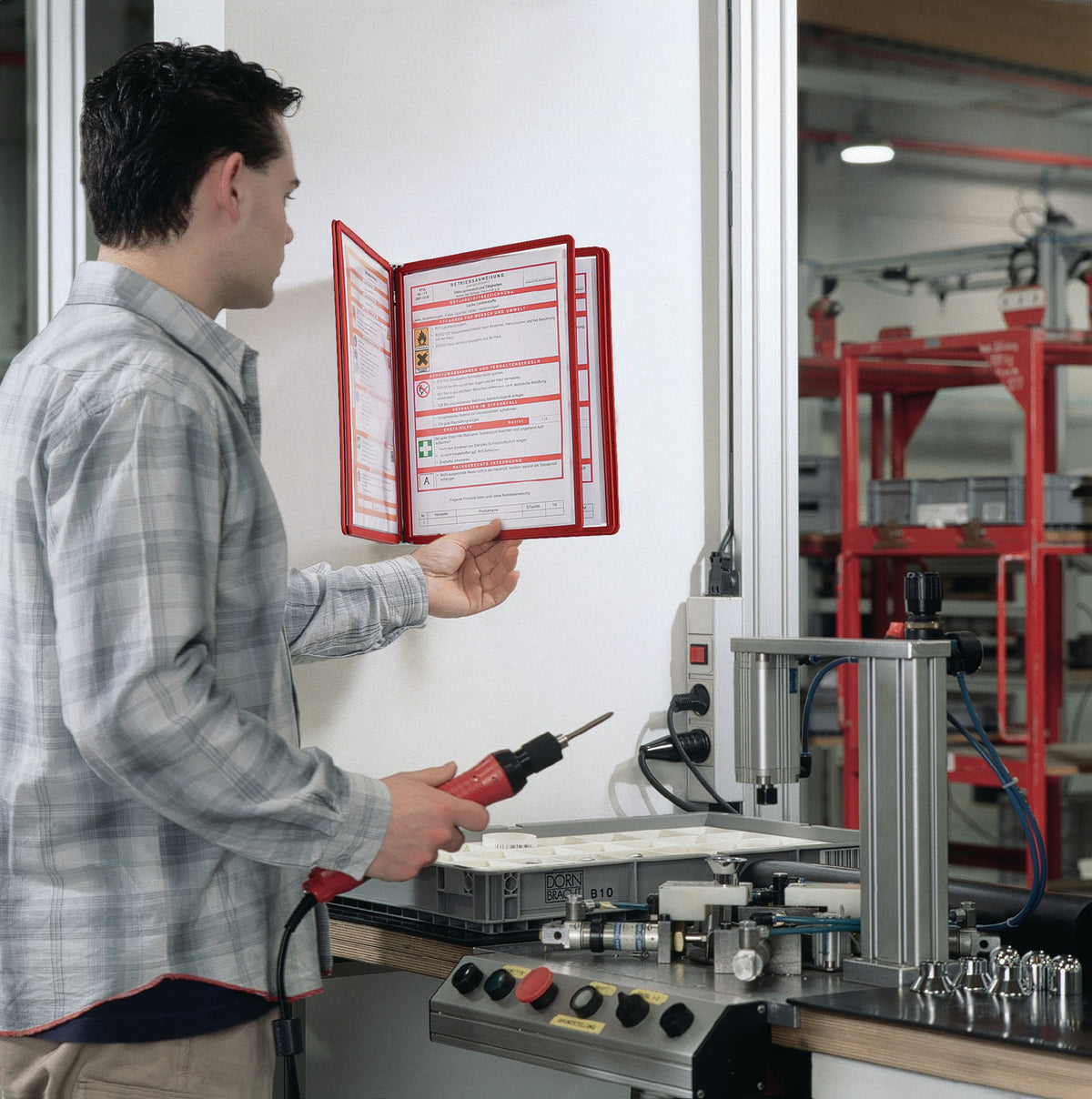 DURABLE Wandhalter 5 Sichttafeln rot mit Profilrahmen – Komplett-Set für Betriebsanweisungen