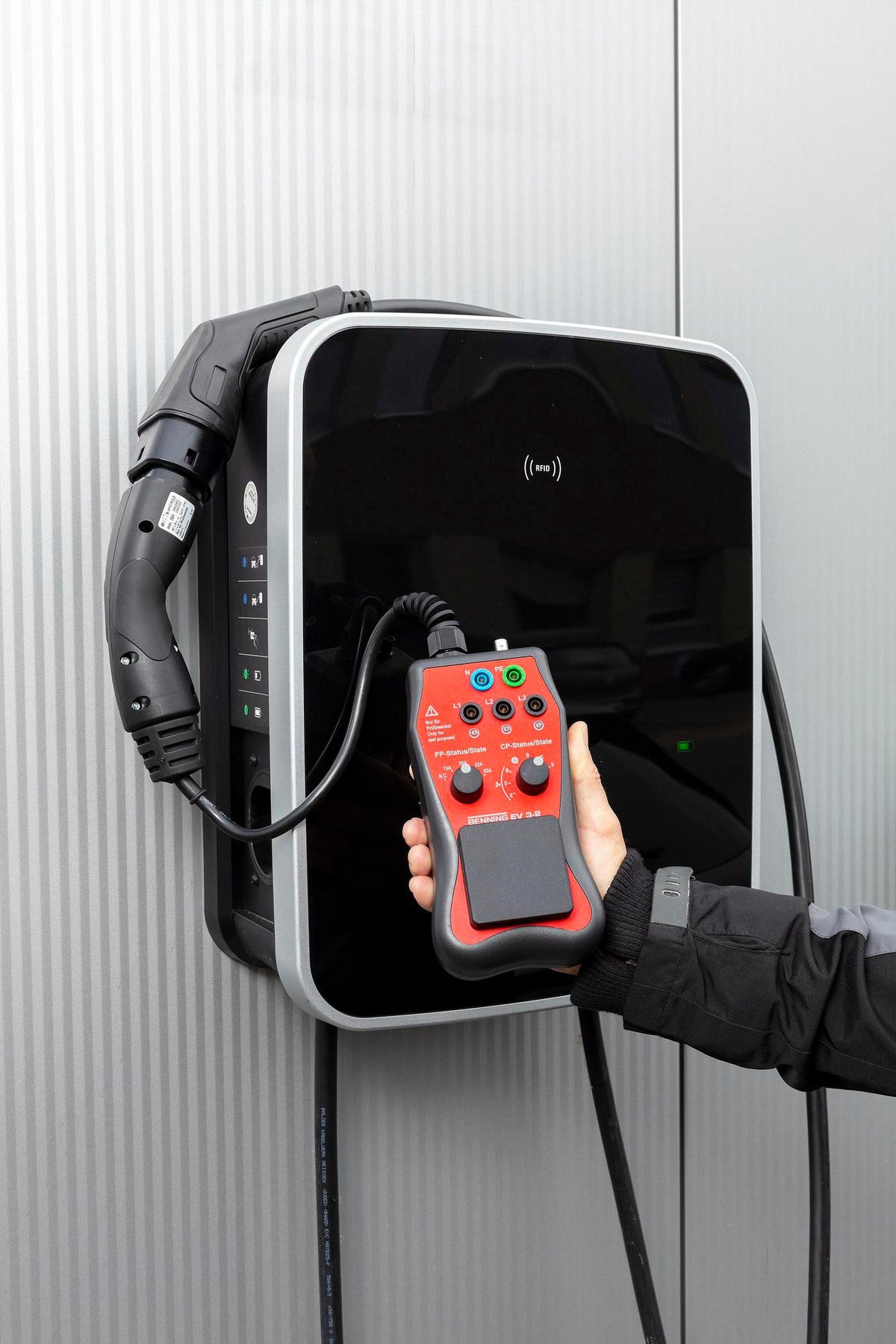 BENNING Gerätetester-Set IT 200 + EV 3-2 – Normkonforme Prüfung von Elektroanlagen & Wallboxen im L-Boxx Koffer