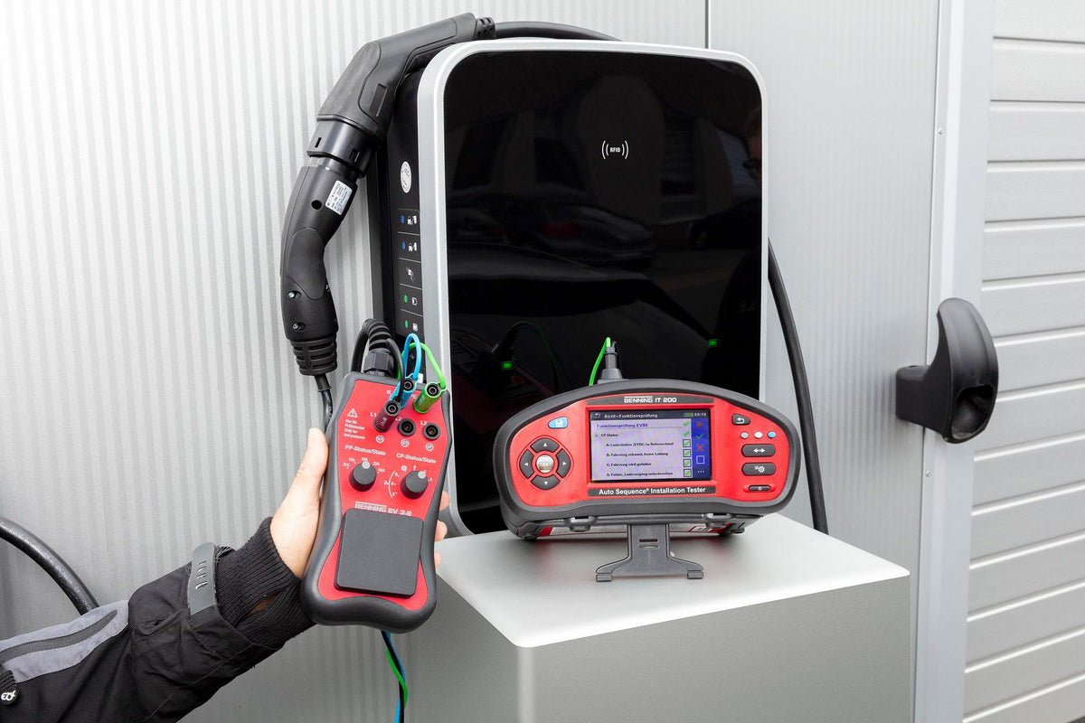 BENNING Gerätetester-Set IT 200 + EV 3-2 – Normkonforme Prüfung von Elektroanlagen & Wallboxen im L-Boxx Koffer