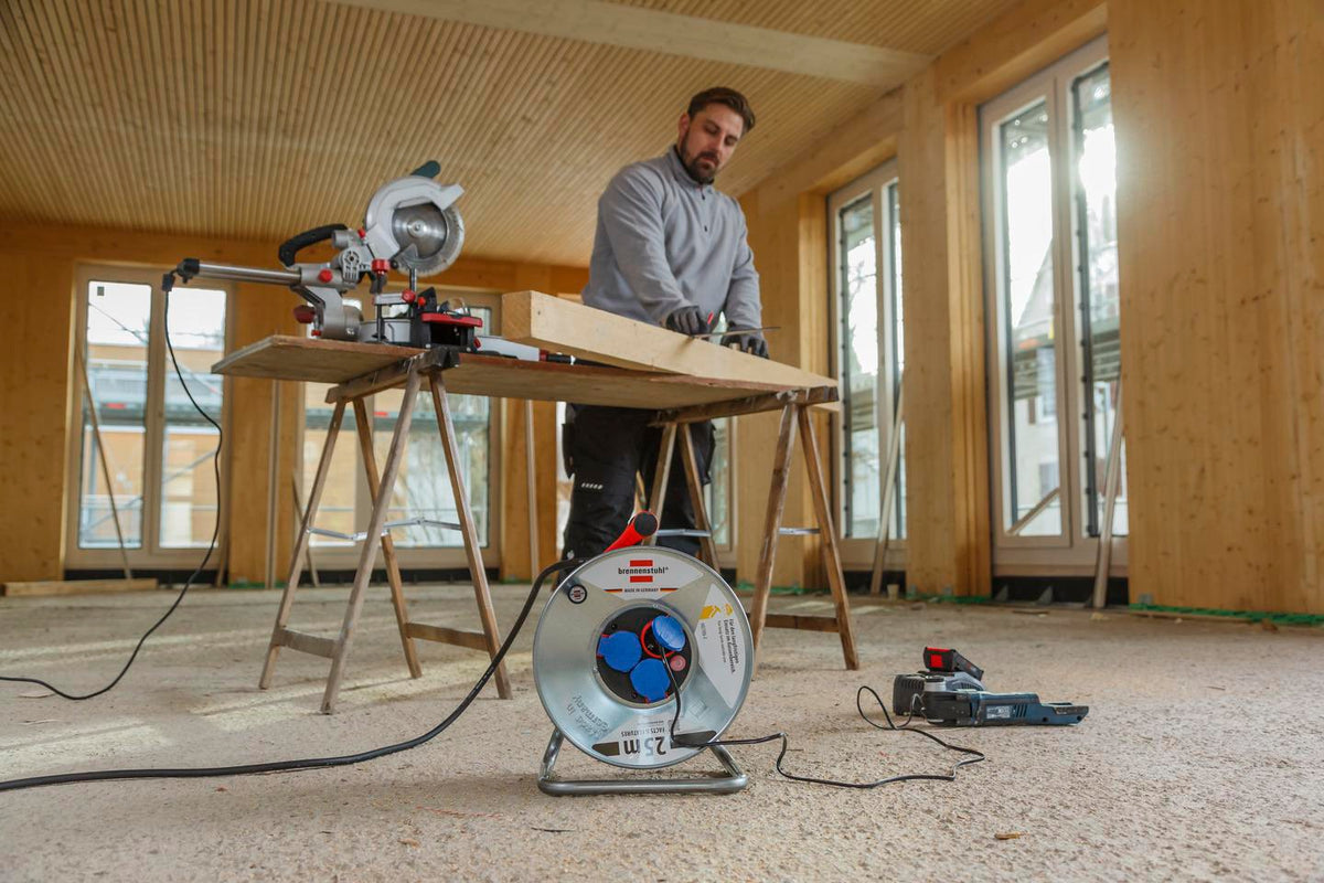 Brennenstuhl Kabeltrommel Garant S 40m H07RN-F 3x1,5 mm² Stahlblech IP44 mit 3 Schutzkontaktsteckdosen