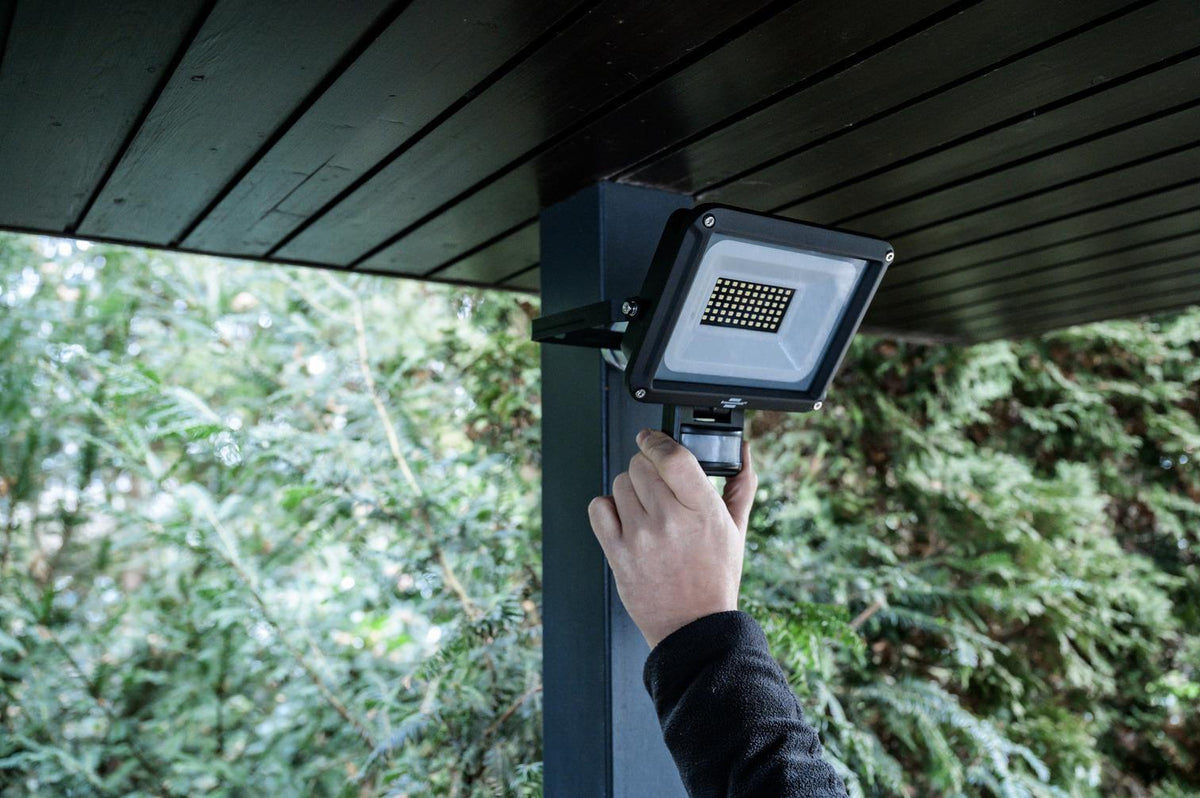 LED-Strahler JARO 4060 30 W 3450 lm IP65 von BRENNENSTUHL – helles Licht für Außenbereiche