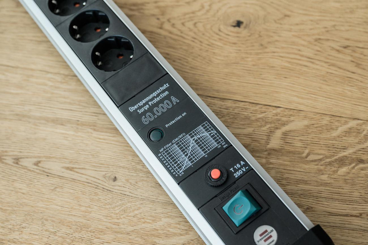 Brennenstuhl Steckdosenleiste Premium-Protect-Line 16 A 230 V mit 4 Steckdosen, Überspannungsschutz und Sicherungsautomat