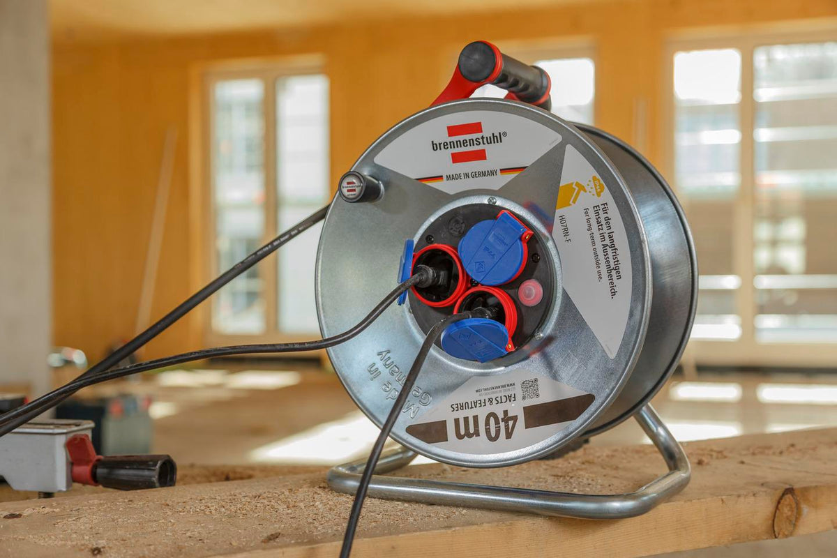 Brennenstuhl Kabeltrommel Garant S 40m H07RN-F 3x1,5 mm² Stahlblech IP44 mit 3 Schutzkontaktsteckdosen